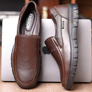 Detailaufnahme von braunen Herren-Slippern aus Leder mit strukturierter Oberfläche und Gummisohle.