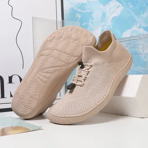Dettaglio delle scarpe a piedi nudi beige con suola flessibile per attività all'aperto