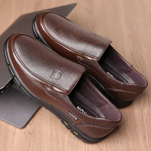 Detaillierte Ansicht brauner Herren-Slipper aus echtem Leder mit Fashion-Anhänger