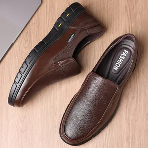 Nahaufnahme brauner Herren-Slipper aus echtem Leder mit feiner Kieselmaserung