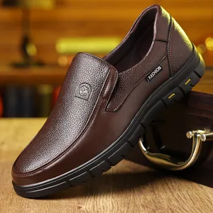 Detailaufnahme von braunen Herren-Slippern aus genarbtem Leder mit strukturierter Oberfläche.