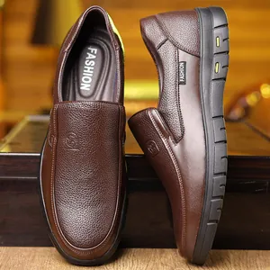 Detailansicht der braunen Herren-Slipper aus echtem Leder mit einer robusten Gummisohle