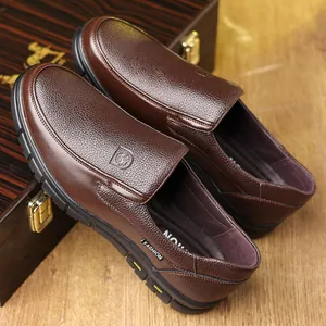 Detailansicht hochwertiger brauner Leder-Loafer für Herren mit strukturierter Oberfläche