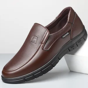 Detailansicht brauner Herren-Slipper aus genarbtem Leder mit robuster Sohle