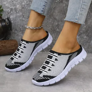 Κοντινό πλάνο γυναικείων mule sneakers με αναπνεύσιμο πλέγμα και χοντρή λευκή σόλα