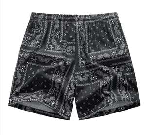 Vista dettagliata dei pantaloncini da mare neri da uomo con stampa paisley e elastico