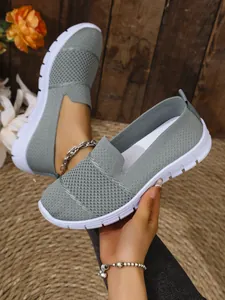 Detailansicht grauer atmungsaktiver Mesh-Slipper mit einer weißen Komfortsohle.
