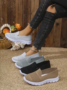 Nahaufnahme der atmungsaktiven Damen-Slip-On-Sneaker aus Mesh in vier Farben