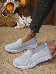Atmungsaktive graue Mesh-Slipper für Damen mit flexiblen weißen Komfortsohlen.
