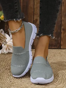 Detailansicht atmungsaktiver grauer Mesh-Slipper mit bequemen weißen Sohlen für den Sommer