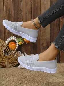 Seitenansicht graue atmungsaktive Mesh-Slipper Sneaker für Damen am Modellfuß.