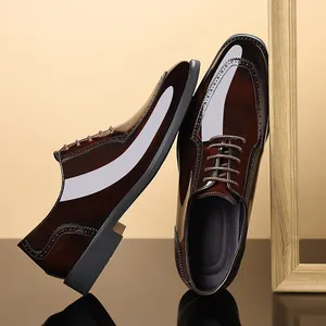 Elegante Herren-Anzugschuhe aus burgunderrotem Lackleder mit Budapester-Musterung