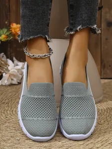 Detailaufnahme grauer atmungsaktiver Mesh-Slipper für Damen mit dicker weißer Sohle