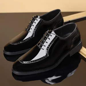 Professionelle schwarze glänzende Lacklederschuhe für Herren mit Brogue-Details