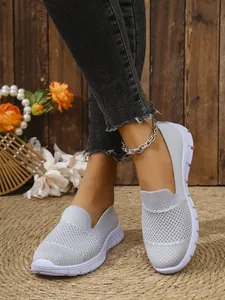 Nahaufnahme von atmungsaktiven grauen Mesh-Slippern für Damen