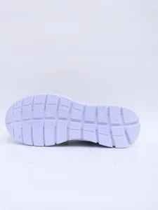 Detailansicht der rutschfesten lila Sohle für leichte Freizeitschuhe für Damen im Sommer
