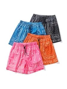 Set di pantaloncini da mare da uomo con motivo paisley e coulisse in quattro colori.