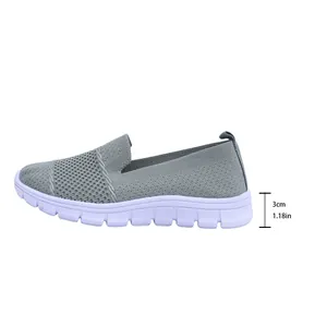 Detailansicht grauer atmungsaktiver Slipper aus Mesh mit 3 cm Absatzhöhenmessung