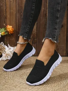 Detailansicht der schwarzen, atmungsaktiven Mesh-Slipper für Damen, getragen von einem Modell