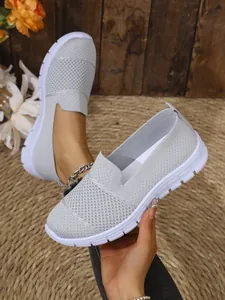 Detailansicht atmungsaktiver hellgrauer Mesh-Loafer für Damen mit weißer Sohle
