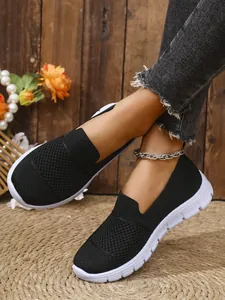 Detailansicht der atmungsaktiven schwarzen Mesh-Freizeitschuhe für Damen mit weißer Sohle.