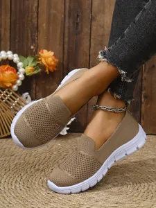 Detailansicht der atmungsaktiven Khaki-Mesh-Slipper für Damen vor rustikalem Hintergrund