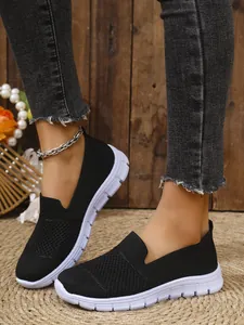 Detailaufnahme schwarzer, atmungsaktiver Mesh-Loafer mit dicken weißen Sohlen am Modell