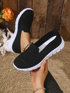 Detailaufnahme der schwarzen atmungsaktiven Mesh-Loafer für Damen mit bequemer weißer Sohle