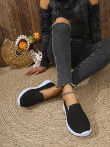 Detailansicht der atmungsaktiven schwarzen Mesh-Slipper für Damen