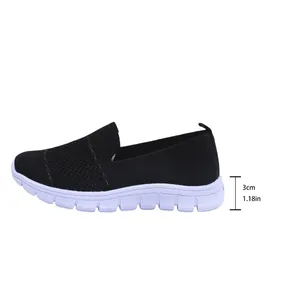 Vista detallada del zapato de malla negra que muestra la altura del tacón de 3 cm