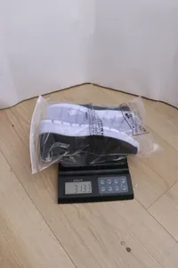 Zapatos informales de malla ligera para mujer pesados en una báscula electrónica