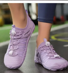 Detailansicht violetter schnelltrocknender Wasserschuhe mit elastischem Kordelzug