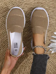 Detailansicht atmungsaktiver khakifarbener Mesh-Slipper für Damen mit bequemer weißer Sohle.