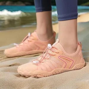 Atmungsaktive pfirsichfarbene Outdoor-Wasserschuhe für Strandwanderungen und Schwimmen