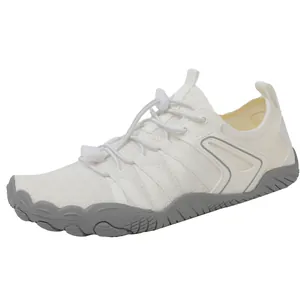 Weiße, schnelltrocknende Outdoor-Wasserschuhe mit rutschfester grauer Sohle für Strand und Watt.