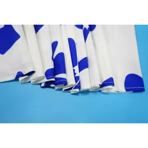Λεπτομέρεια του μπλε και λευκού φλοράλ υφάσματος σε μποέμικο στρίφωμα φούστας