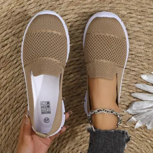Detalle de los zapatos casuales de malla transpirable para mujer en color caqui