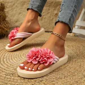 Élégantes sandales d'été pour femmes avec décorations florales roses et semelles plates