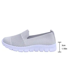 Detalle de la altura de plataforma de 3 cm del zapato sin cordones de malla transpirable