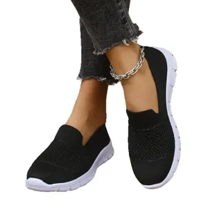 Comode scarpe casual da donna in mesh nero traspirante con suole bianche resistenti