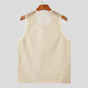 Dettaglio della vista posteriore di una canotta da uomo in maglia traforata beige per il fitness