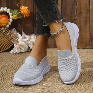Detalle de la textura de malla gris transpirable de estos mocasines casuales de mujer