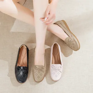 Comfortable women's breathable flat shoes with bow and perforated floral patterns