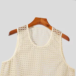 Primo piano dettagliato della canotta in maglia color crema con trama a rete traspirante