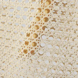 Dettaglio macro del tessuto a rete beige traspirante per canotta sexy in maglia da uomo