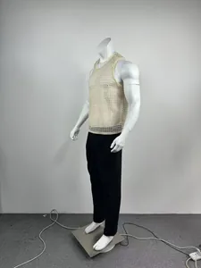 Vista dettagliata della canotta da uomo in rete beige per il fitness su un manichino