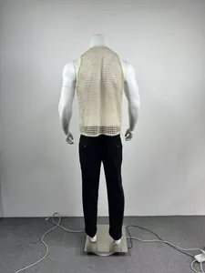Vista posteriore di una canotta da uomo in maglia beige con trama a rete traforata unica