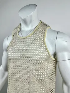 Dettaglio ravvicinato del tessuto beige a rete all'uncinetto su canotta sportiva da uomo