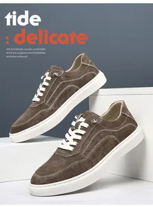 Gros plan de baskets rétro pour hommes en daim marron avec d'épaisses semelles blanches