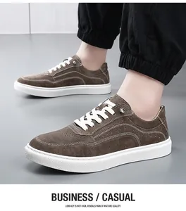 Vue détaillée de baskets en daim marron pour hommes avec semelle blanche épaisse et lacets.